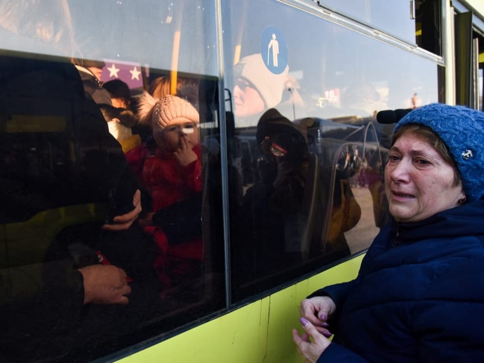 Flüchtende steigen in Lwiw in den Bus ein.