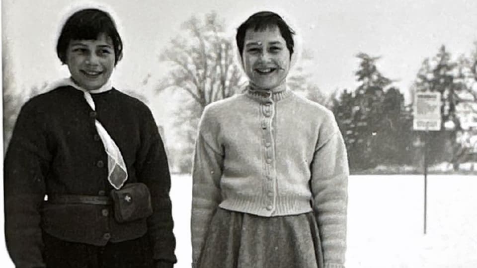 Zwei warm eingepackte Mädchen beim Utoquai. Schwarz/Weiss Fotografie