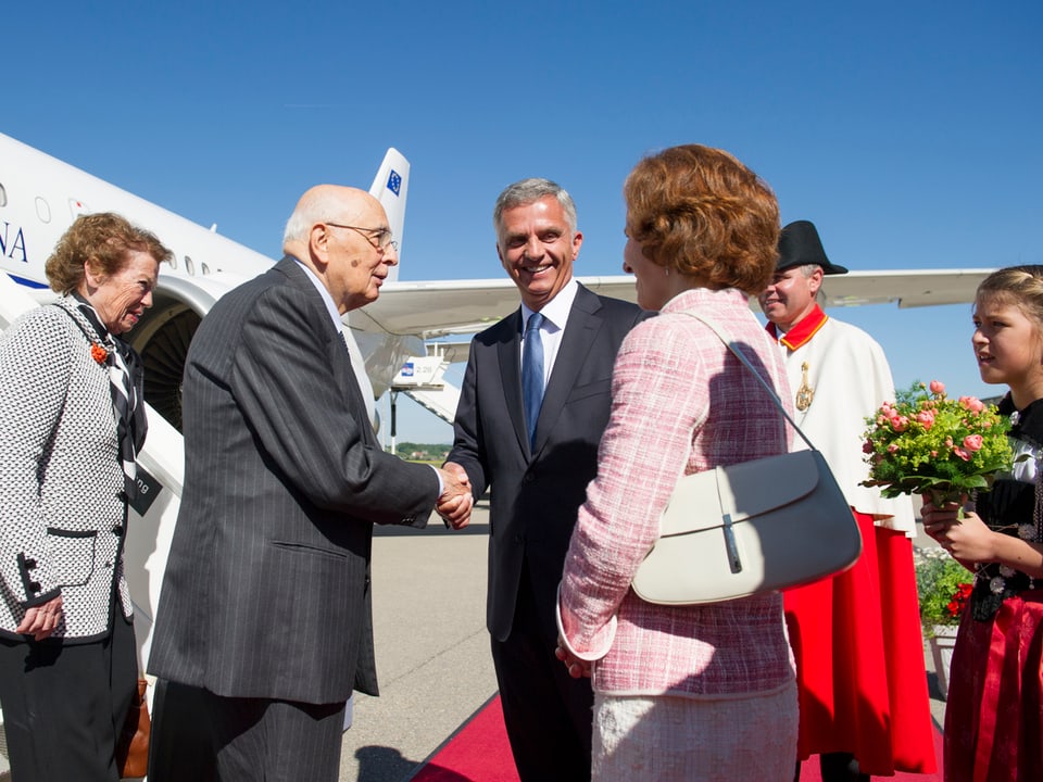 Didier Burkhalter empfängt Giorgio Napolitano am Flughafen Bern.