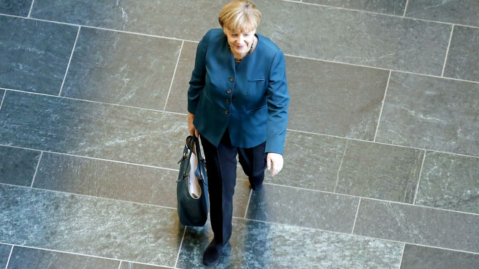 Merkel mit Tasche