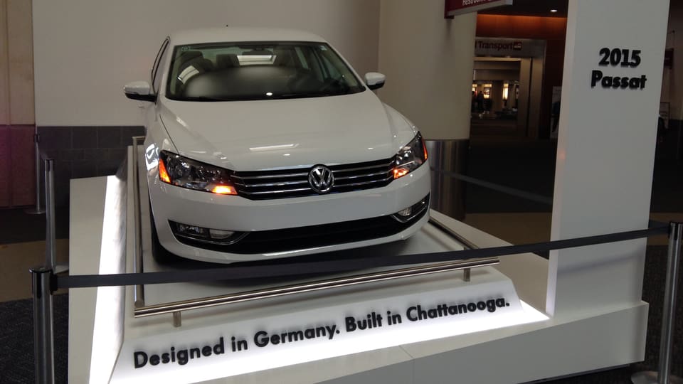 Ein VW-Auto steht ausgestellt am Flughafen
