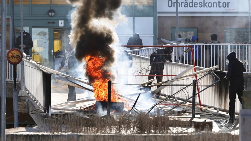 In Norrköpping zünden Krawallmacher Barrikaden an (17. April).