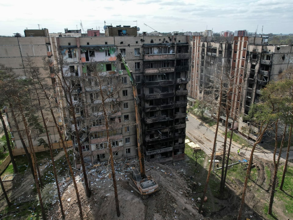 Ein zerstörtes Wohnhaus in der ukrainischen Stadt Irpin, das abgerissen wird.