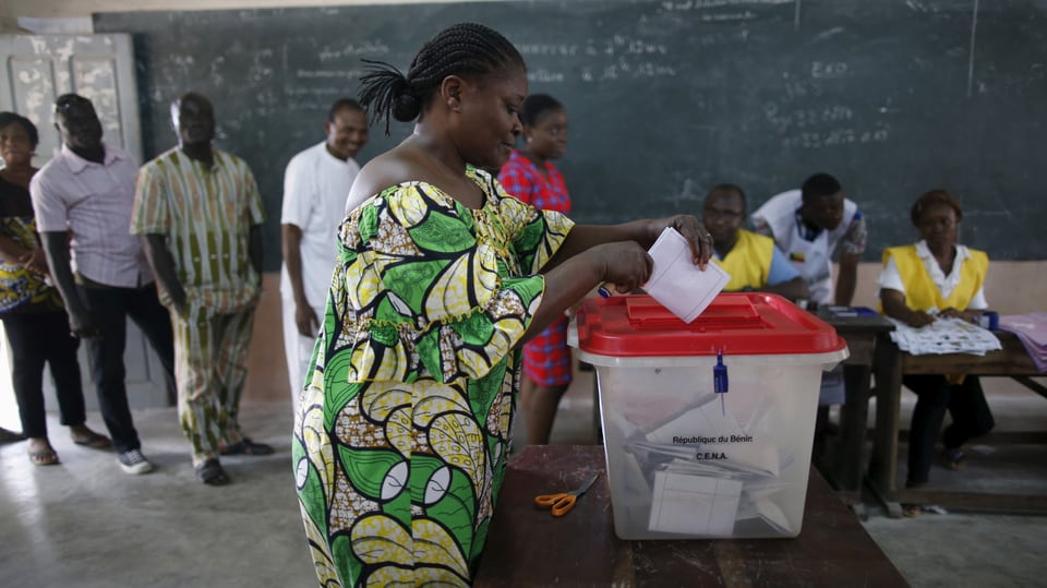 Eine Frau gibt in einem Wahllokal ihre Stimme ab. 