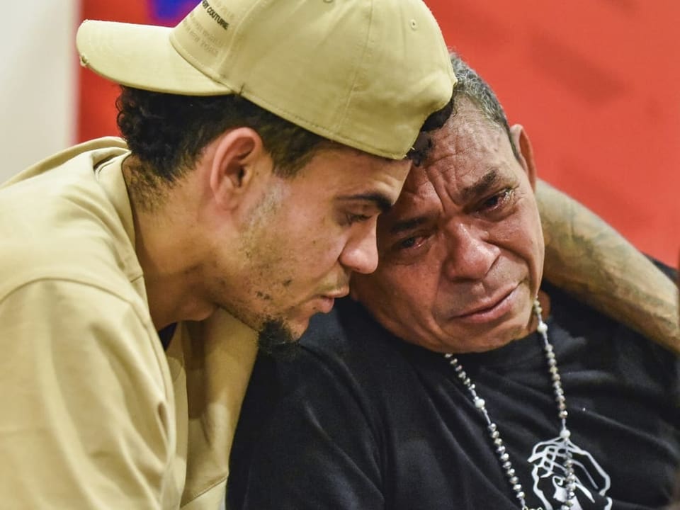  Luis Diaz schliesst seinen Vater wieder in die Arme.