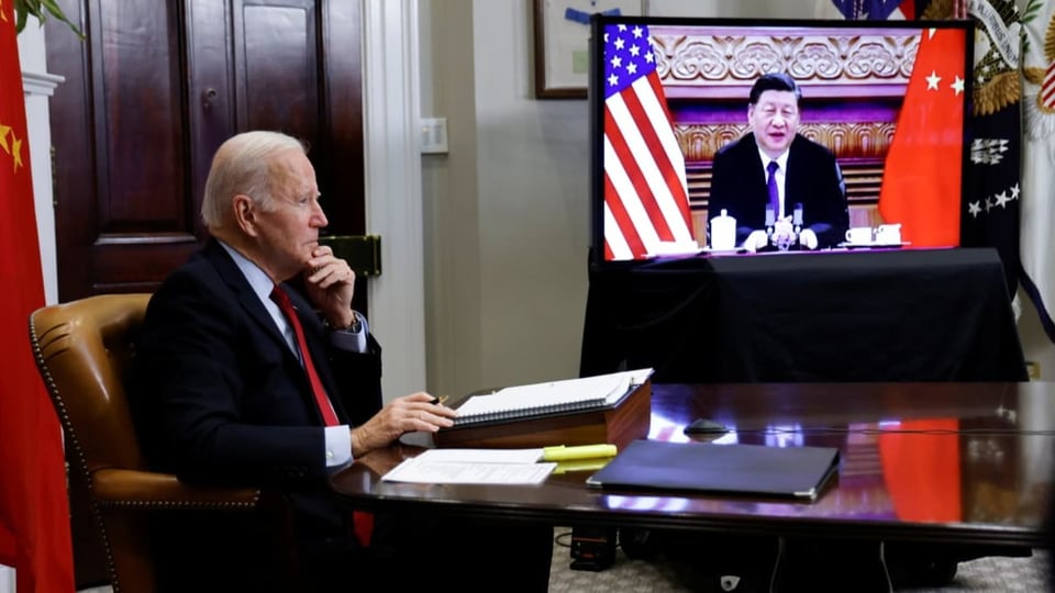 Joe Biden und Xi Jinping bei einem Videotelefonat