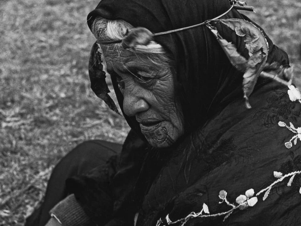 Sitzende Maori-Frau.