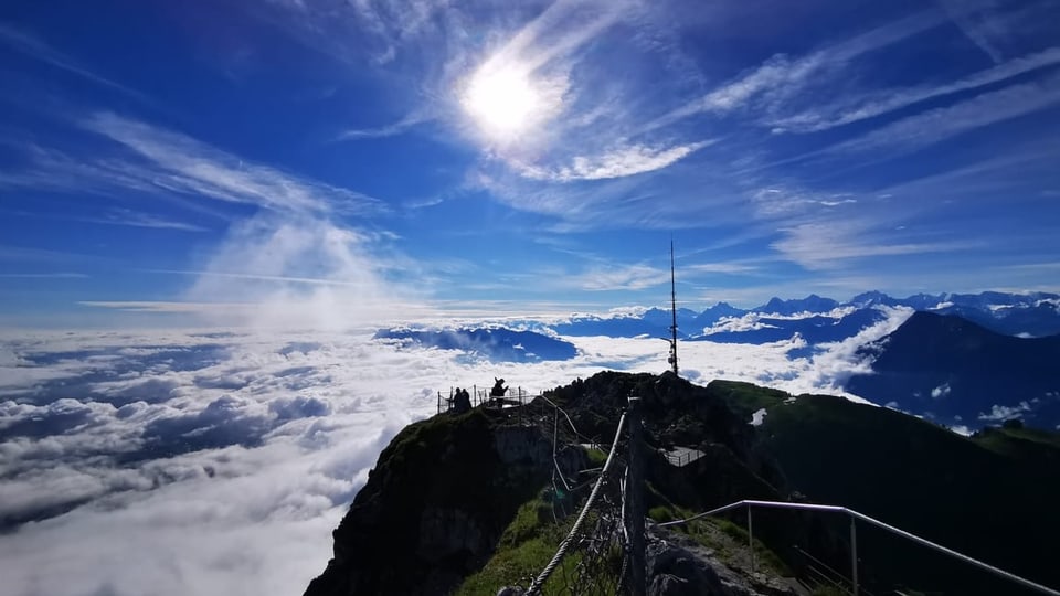 Aussicht von einem Berg auf tiefe Wolken
