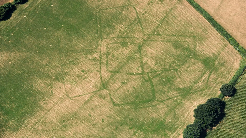 Fotoaufnahme Umrisse eines römischen Bauernhofs in einem Feld