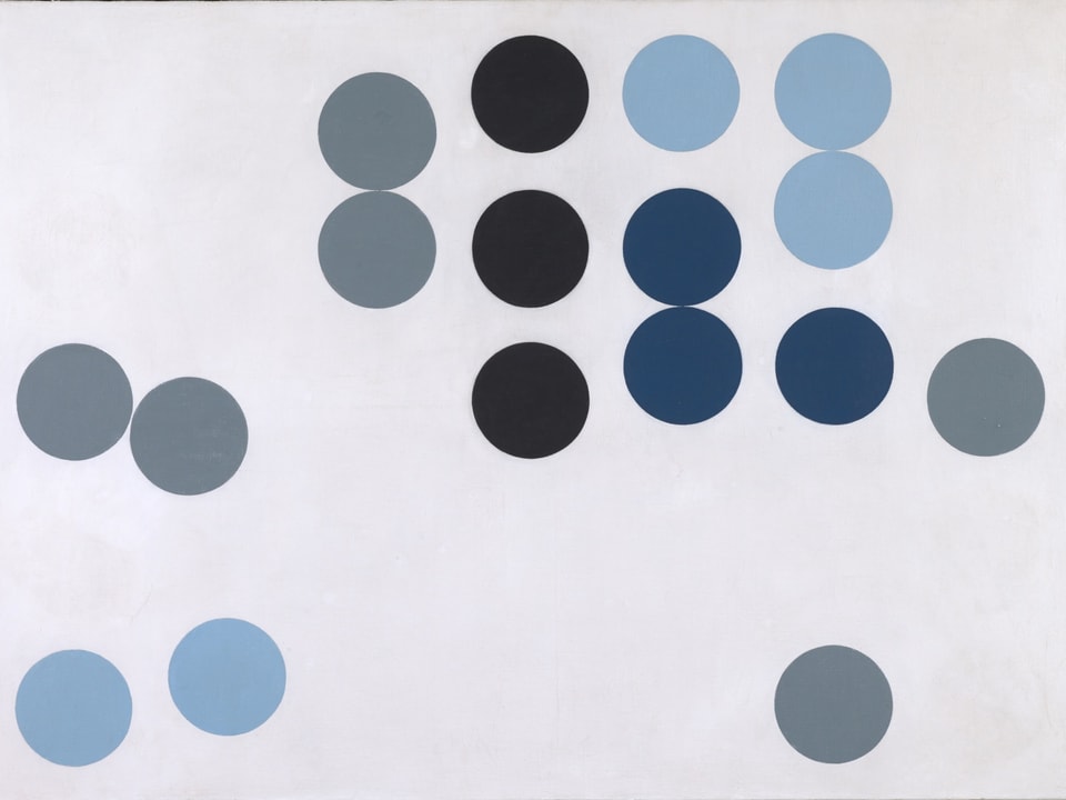 Auf einer weissen Leinwand sind blaue, graue und schwarze Kreise zu sehen.