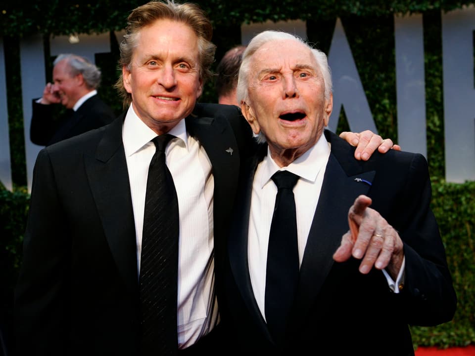 Von Kirk Douglas hat Michael sein Schauspieltalent geerbt. Das Bild zeigt die beiden an der «Vanity Fair»-Party 2009, der Vater Kirk war damals bereits 92 Jahre alt. 
