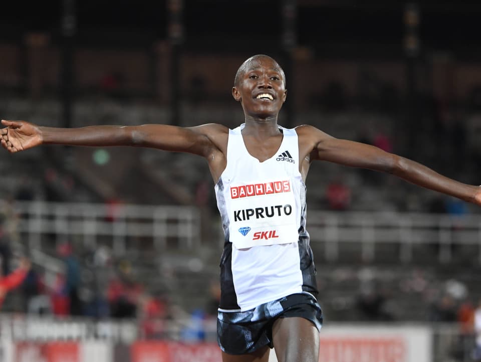 Rhonex Kipruto bei einem Zieleinlauf in Stockholm.