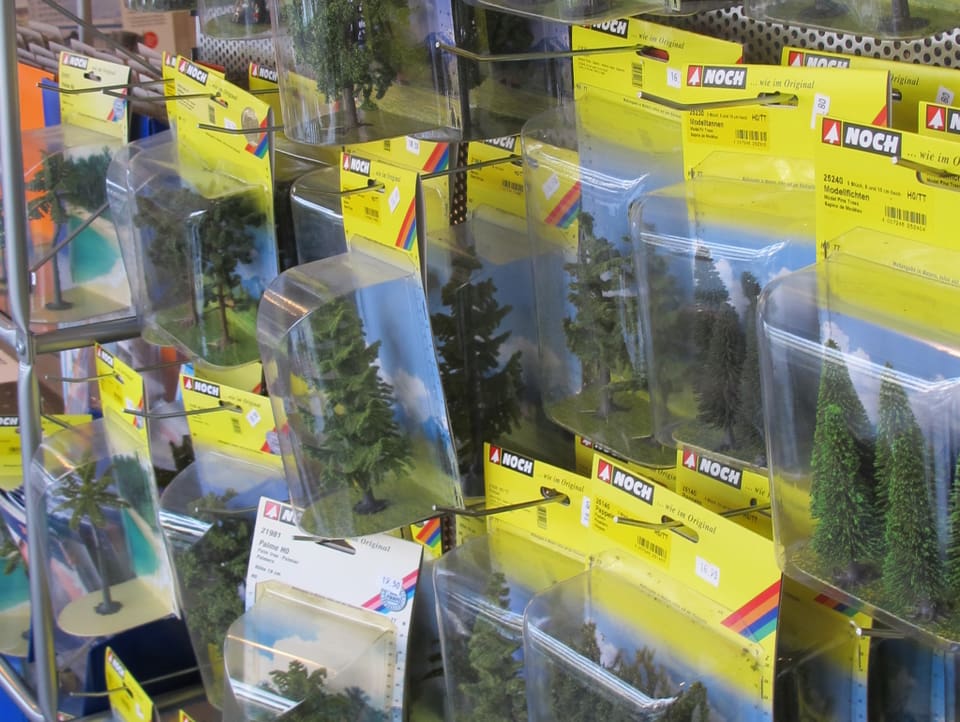 Auslage von einzeln verpackten Modellbau-Bäumen