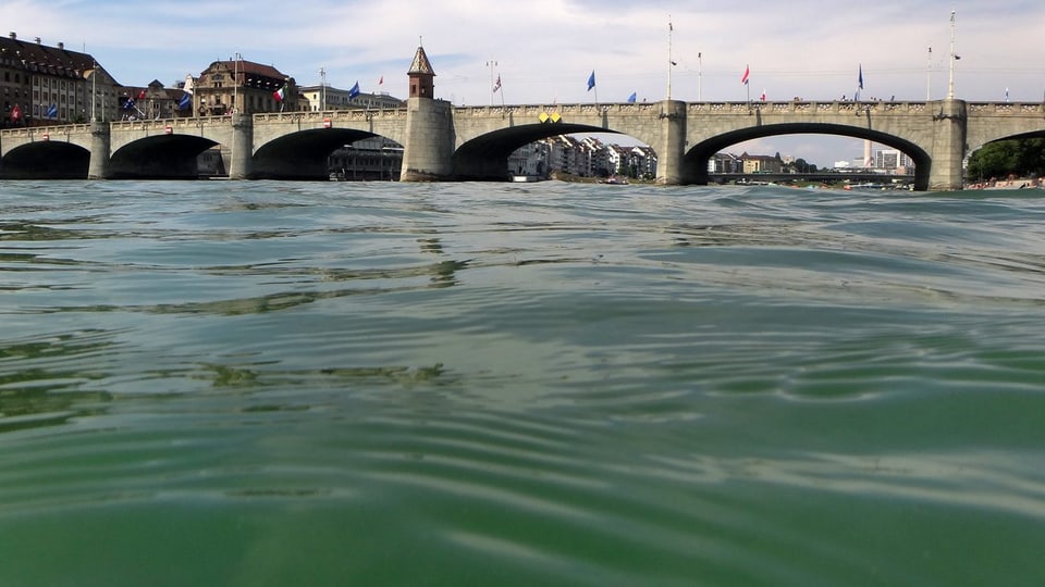 Rhein und Brücke in Basel
