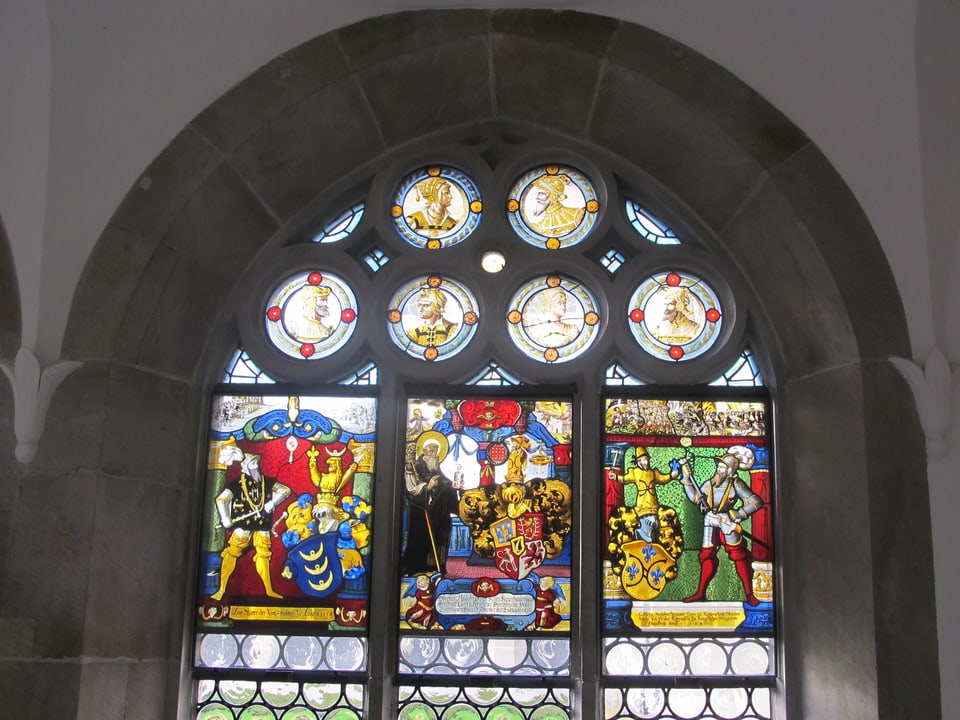Fenster mit Glasmalerei der Klosterkirche.