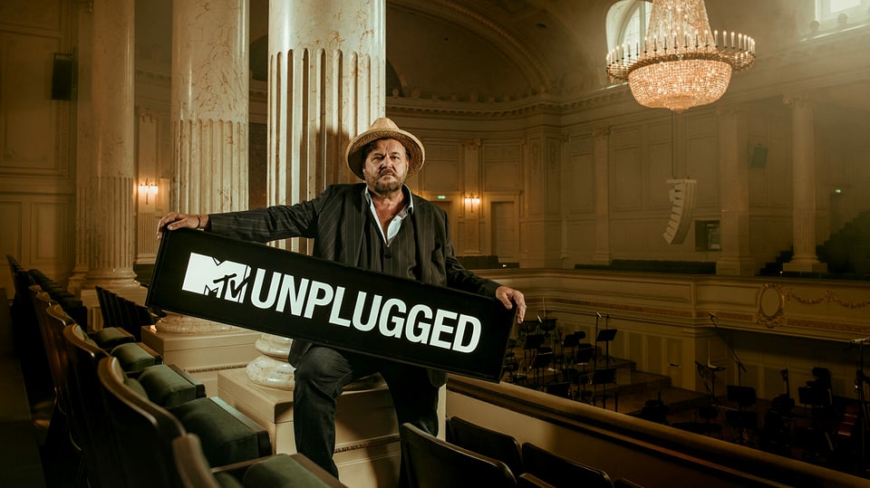 Büne Huber mit MTV Unplugged Logo