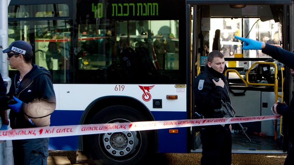 Polizisten bewachen den Autobus, in dem der Angriff geschah