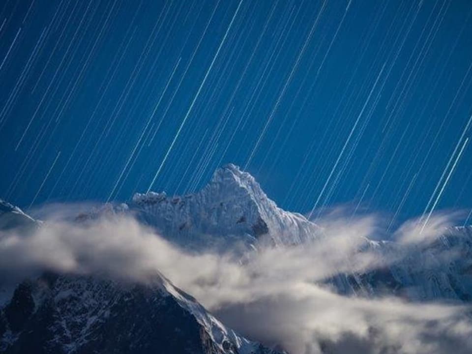 Ein Berg mit darauffallenden Sternen