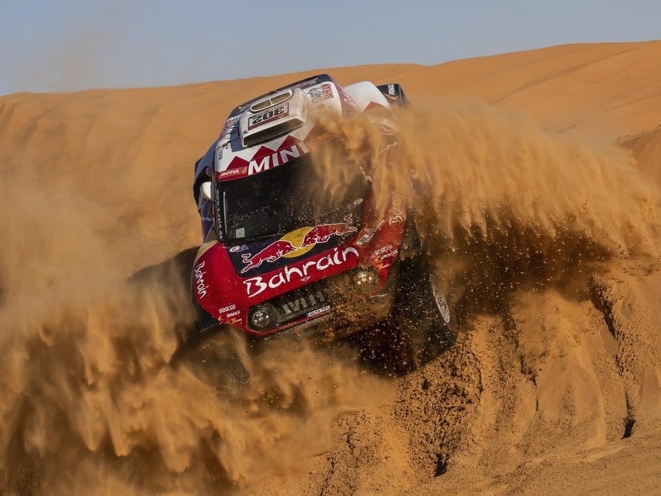 Das Auto von Stéphane Peterhansel und Co-Pilot Paulo Fiuza im Wüstensand