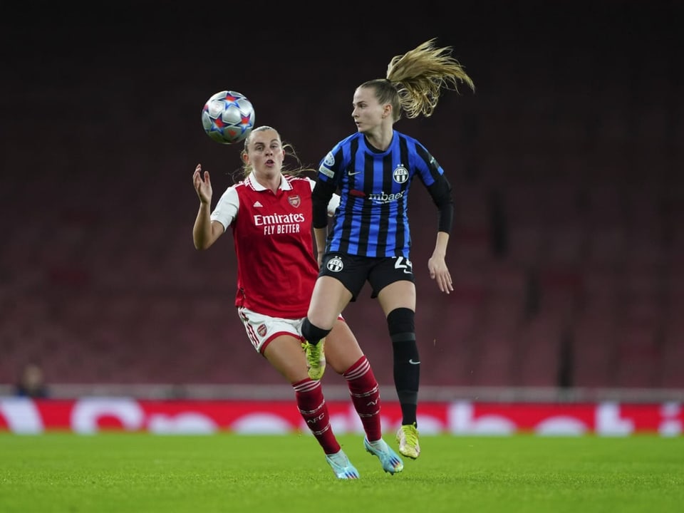 Verloren, aber mutig gespielt Die FCZ Frauen (hier mit Kim Dubs) gegen Arsenal (hier mit der Schweizerin Noelle Maritz).