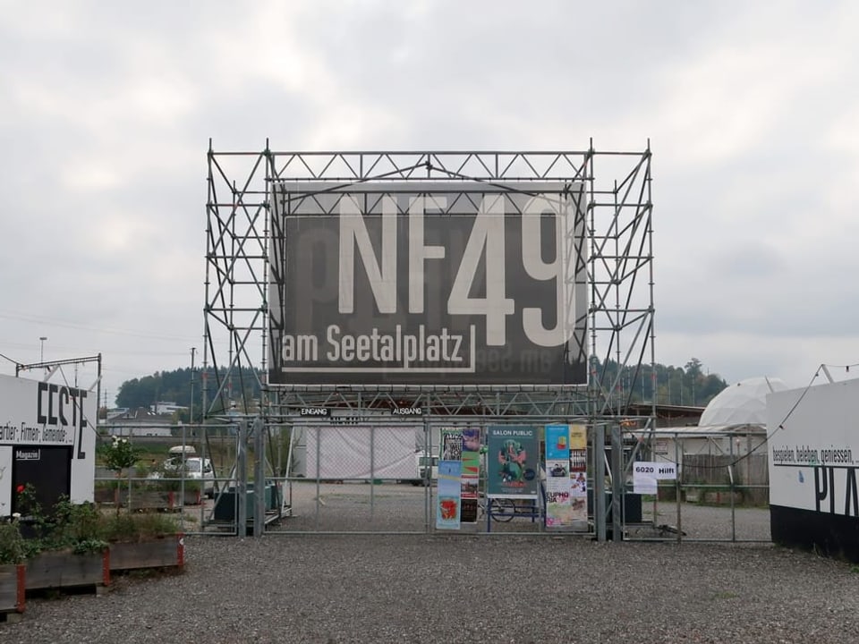 Ein riesiges Transparent markiert den Eingang von NF49 am Seetalplatz in Emmen.