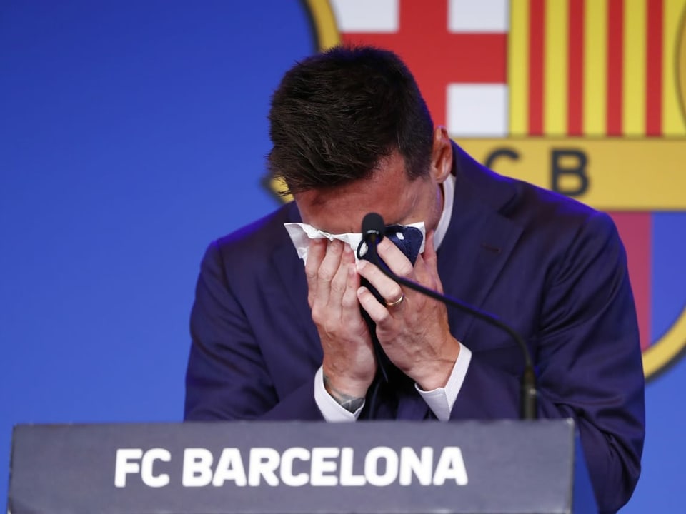 Lionel Messi versenkt sein Gesicht in einem Tuch.