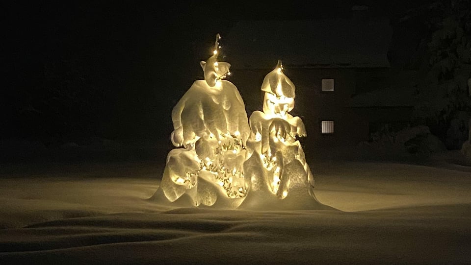 Verschneites Traumpaar: Schneeskulptur in Sils-Maria im Oberengadin.