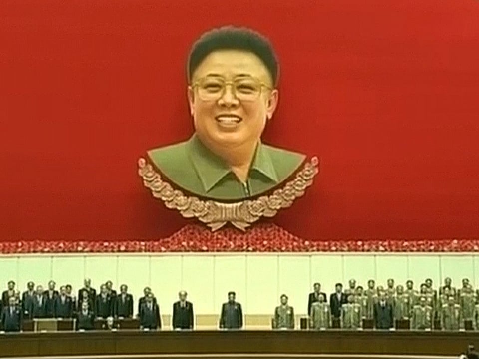 Die Führung Nordkoreas. Über ihnen hängt ein XL-Porträt von Kim Jong Il.