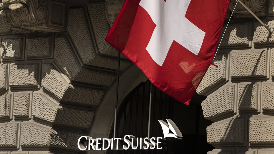 Die Schweizer Flagge weht über dem Eingang einer CS-Filiale.