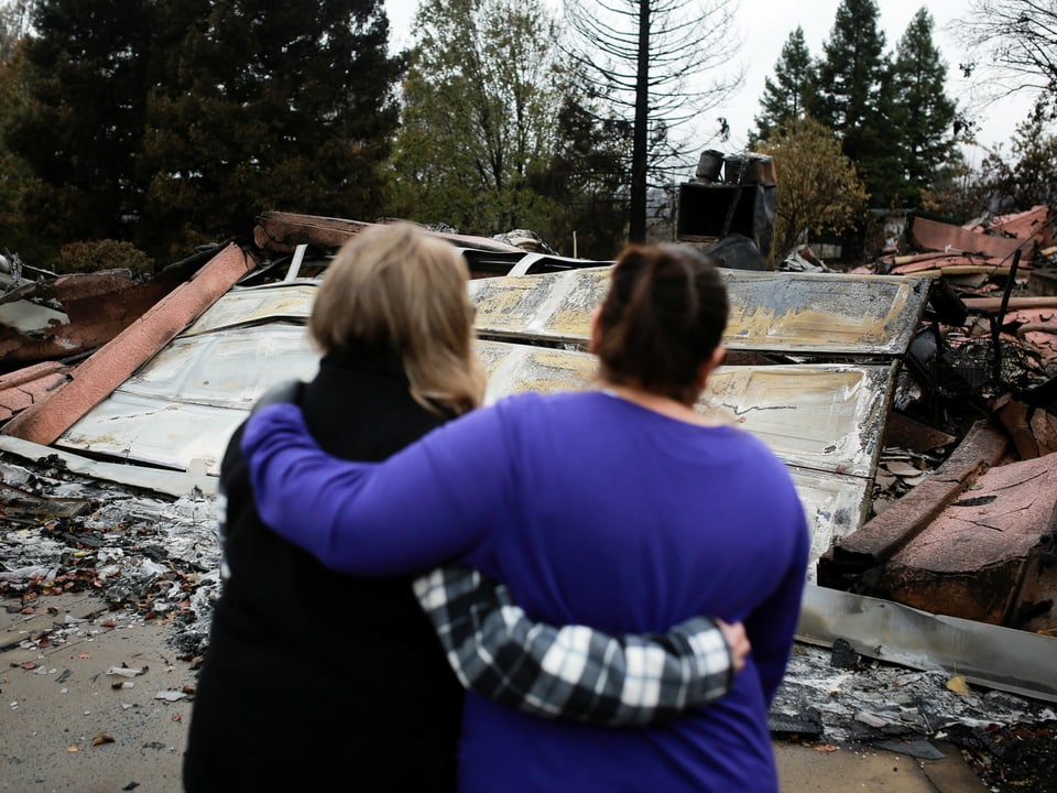 Rückkehrer stehen vor ihrem zerstörten Haus in Paradise, Kalifornien