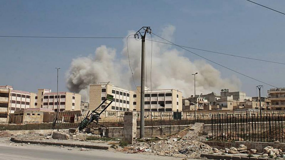 Häuser in Aleppo. Rauch steigt auf.