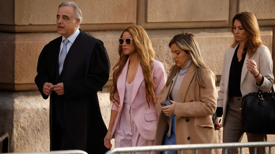 Shakira erscheint im rosafarbenen Hosenanzug vor dem Gericht mit ihren Anwältinnen und Anwälten.