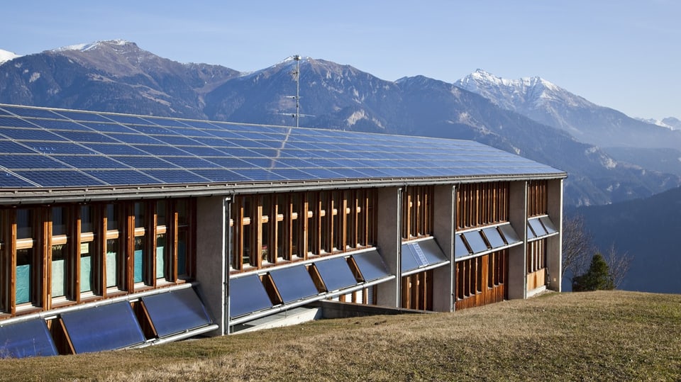 Haus mit Solaranlagen in den Bergen.