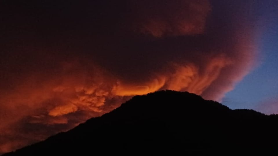 Wilderswil Richtung Schynige Platte Roter Himmel und tolle Wolkenformation.