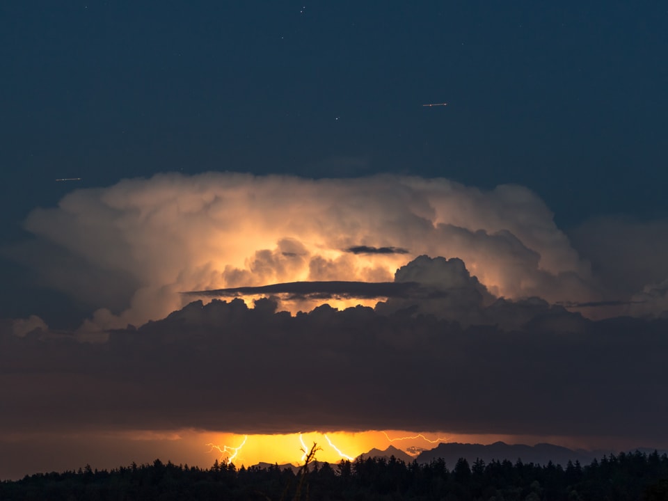 Wunderschöne Aufnahme mit Blitzen aus der Wolke.