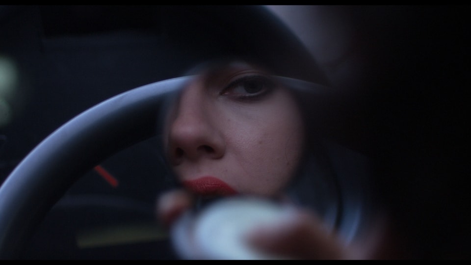 Scarlett Johansson schminkt sich ihre Lippen rot
