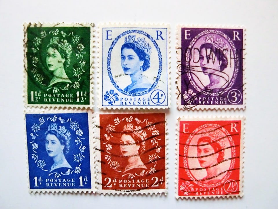 Briefmarken mit dem Abblid der Königin. Sie dreht ihren Kopf leicht zum Betrachter hin.