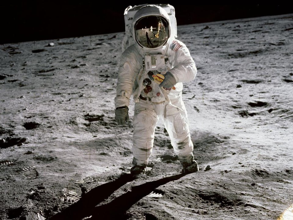 1969: Neil Armstrong spaziert als erster Mann auf dem Mond.