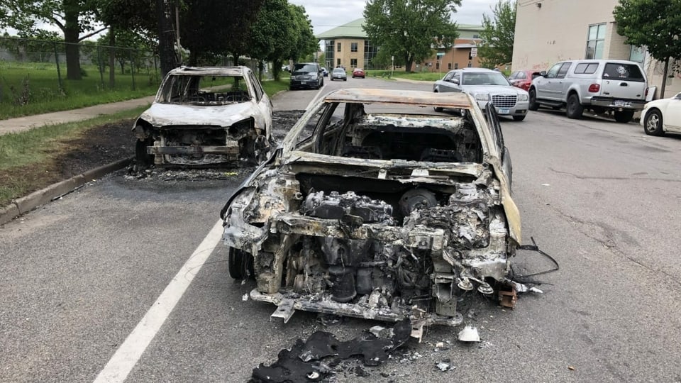 Zwei ausgebrannte Autos.
