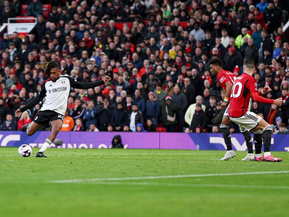 Alex Iwobi schiesst gegen Manchester United den Siegtreffer. 