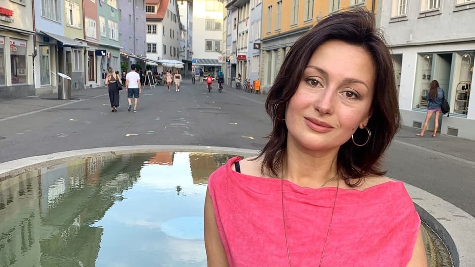 Iryna Chubur vor einem Brunnen in Winterthur