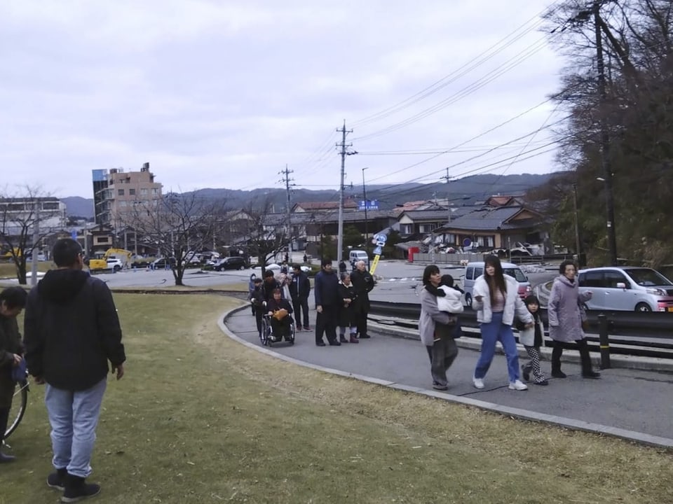 Nach der Tsunami-Warnung laufen Menschen zu einem höher gelegenen Ort, um Schutz zu suchen.