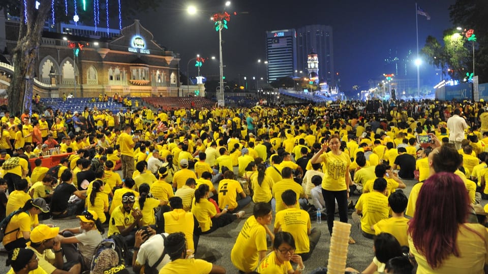 Demonstranten in Kuala Lumpur in gelben T-Shirts.