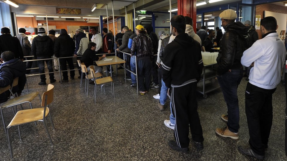 Im Empfangszentrum Chiasso stehen die Asylbewerber fürs Essen an.
