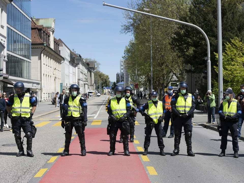Polizei in gelben Westen stehen auf Strasse