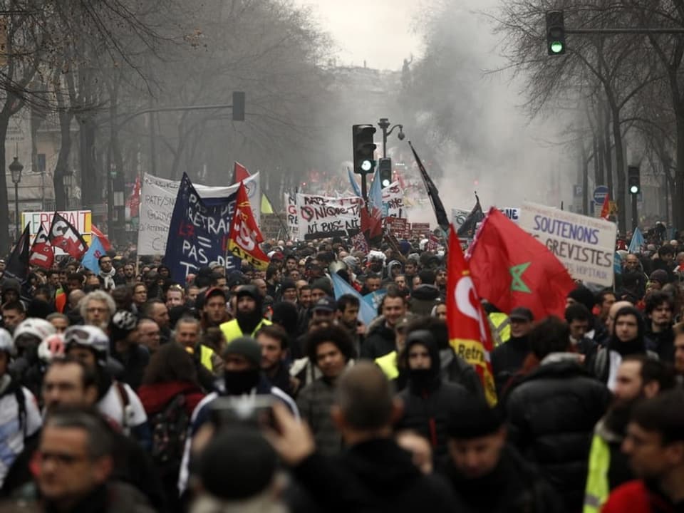 Menschen protestieren in Frankreich auf der Strasse.