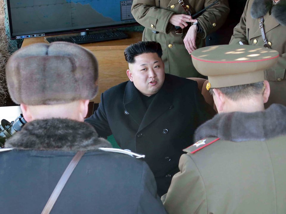 Kim Jong-Un im Kreise von Offizieren.