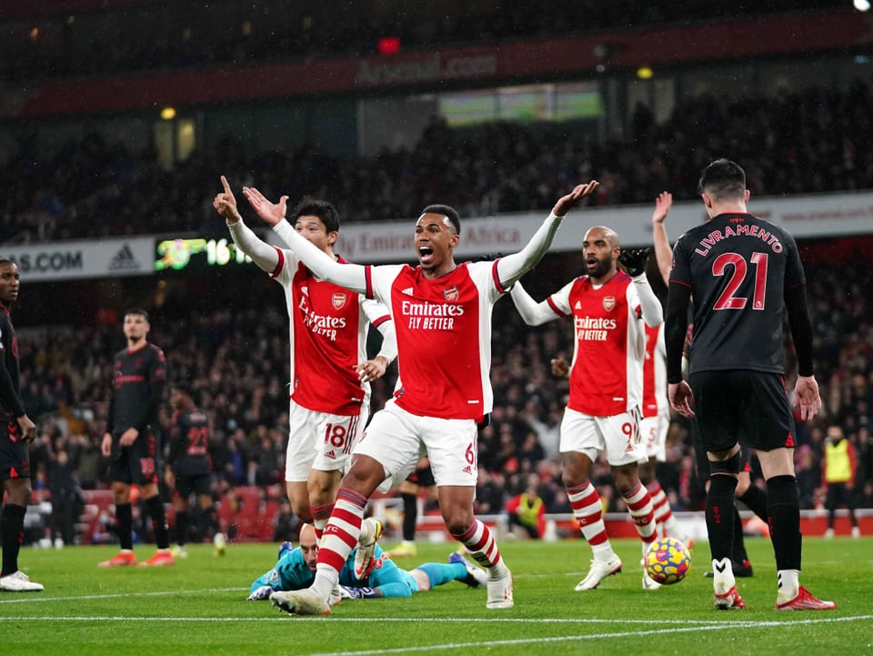 Die Spieler des FC Arsenal trauen ihren Augen nicht, als die Referees ihren 3. Treffer gegen Southampton aberkannten. Die Aufregung war letztlich umsonst, 3 Minuten später fiel das 3:0 doch noch.