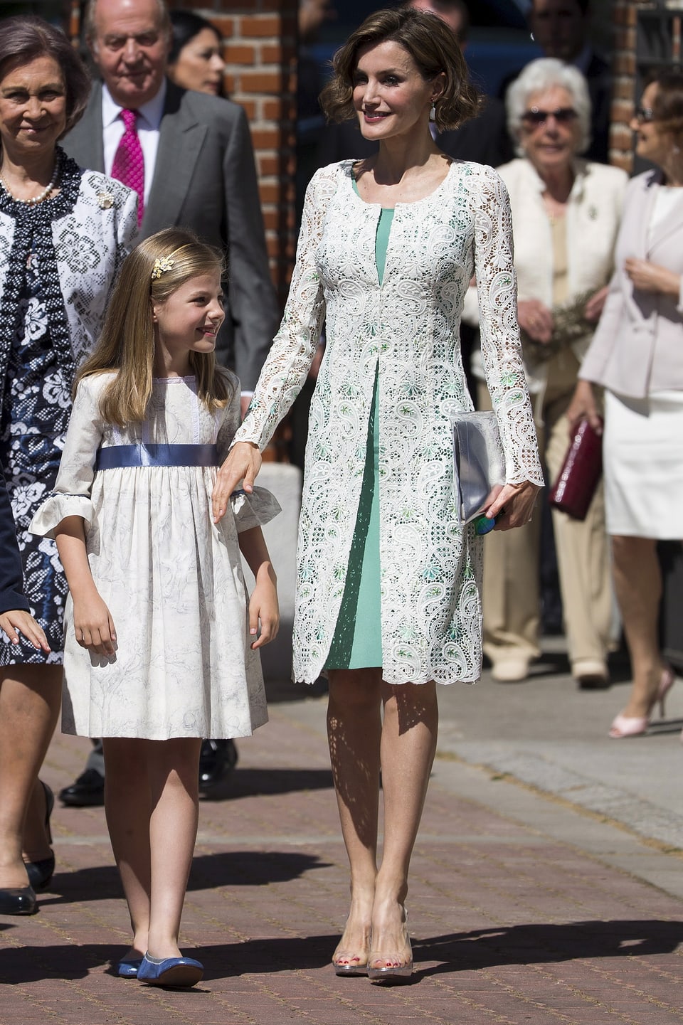 Königin Letizia gilt als grösster royaler Fashionfan. Vom sexy Business-Look über das Cocktailkleid am Abend bis hin zu lässiger Freizeit-Kleidung. Hier mit Tochter Sofia.
