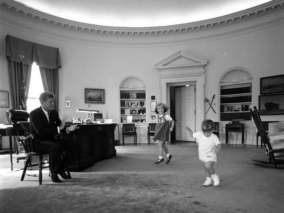 Kennedy mit seinen Kindern im Büro.